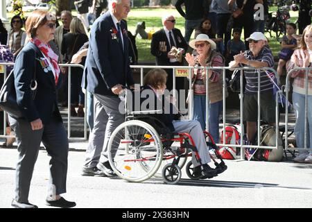 Sydney, Australia. 25 aprile 2024. La marcia del giorno ANZAC porta il CBD di Sydney a un punto morto, mentre oltre 10.000 membri e veterani in servizio dell'Australian Defence Force passano davanti all'Anzac Memorial per rendere omaggio ai caduti. Crediti: Richard Milnes/Alamy Live News Foto Stock