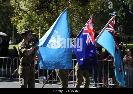 Sydney, Australia. 25 aprile 2024. La marcia del giorno ANZAC porta il CBD di Sydney a un punto morto, mentre oltre 10.000 membri e veterani in servizio dell'Australian Defence Force passano davanti all'Anzac Memorial per rendere omaggio ai caduti. Crediti: Richard Milnes/Alamy Live News Foto Stock