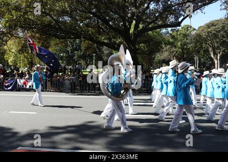 Sydney, Australia. 25 aprile 2024. La marcia del giorno ANZAC porta il CBD di Sydney a un punto morto, mentre oltre 10.000 membri e veterani in servizio dell'Australian Defence Force passano davanti all'Anzac Memorial per rendere omaggio ai caduti. Crediti: Richard Milnes/Alamy Live News Foto Stock