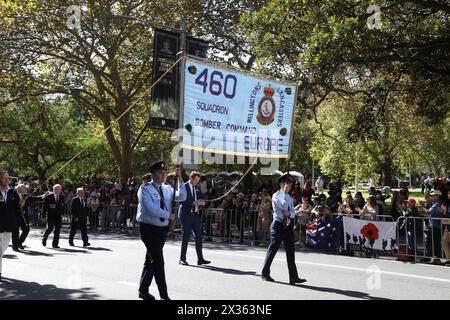 Sydney, Australia. 25 aprile 2024. La marcia del giorno ANZAC porta il CBD di Sydney a un punto morto, mentre oltre 10.000 membri e veterani in servizio dell'Australian Defence Force passano davanti all'Anzac Memorial per rendere omaggio ai caduti. Crediti: Richard Milnes/Alamy Live News Foto Stock