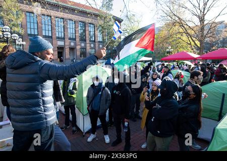 Ann Arbor, Michigan, Stati Uniti. 24 aprile 2024. Un sostenitore israeliano rinuncia a una bandiera israeliana contro i manifestanti filo-palestinesi presso l'accampamento dell'Università del Michigan ad Ann Arbor. (Credit Image: © Mark Bialek/ZUMA Press Wire) SOLO PER USO EDITORIALE! Non per USO commerciale! Foto Stock