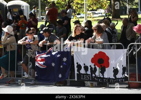 Sydney, Australia. 25 aprile 2024. La marcia del giorno ANZAC porta il CBD di Sydney a un punto morto, mentre oltre 10.000 membri e veterani in servizio dell'Australian Defence Force passano davanti all'Anzac Memorial per rendere omaggio ai caduti. Crediti: Richard Milnes/Alamy Live News Foto Stock