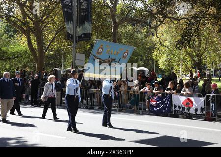 Sydney, Australia. 25 aprile 2024. La marcia del giorno ANZAC porta il CBD di Sydney a un punto morto, mentre oltre 10.000 membri e veterani in servizio dell'Australian Defence Force passano davanti all'Anzac Memorial per rendere omaggio ai caduti. Crediti: Richard Milnes/Alamy Live News Foto Stock