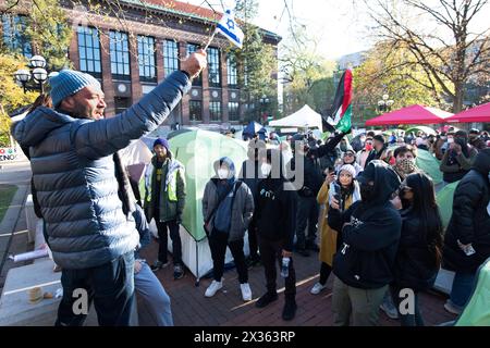 Ann Arbor, Michigan, Stati Uniti. 24 aprile 2024. Un sostenitore israeliano rinuncia a una bandiera israeliana contro i manifestanti filo-palestinesi presso l'accampamento dell'Università del Michigan ad Ann Arbor. (Credit Image: © Mark Bialek/ZUMA Press Wire) SOLO PER USO EDITORIALE! Non per USO commerciale! Foto Stock