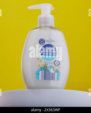 Mansfield,Nottingham,Regno Unito,25 aprile 2024:Studio immagine prodotto di Lacura Hand WASH. Foto Stock