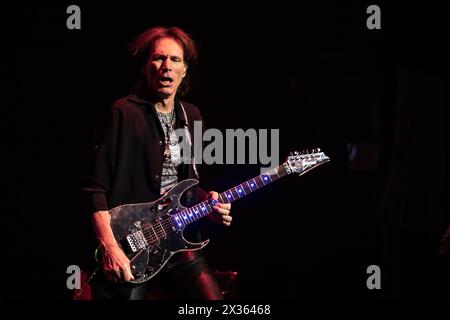 Milwaukee, Stati Uniti. 23 aprile 2024. Steve Vai al Riverside Theater il 23 aprile 2024, a Milwaukee, Wisconsin (foto di Daniel DeSlover/Sipa USA) crediti: SIPA USA/Alamy Live News Foto Stock