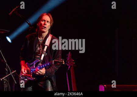 Milwaukee, Stati Uniti. 23 aprile 2024. Steve Vai al Riverside Theater il 23 aprile 2024, a Milwaukee, Wisconsin (foto di Daniel DeSlover/Sipa USA) crediti: SIPA USA/Alamy Live News Foto Stock
