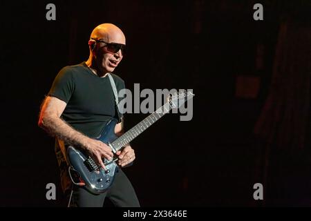 Milwaukee, Stati Uniti. 23 aprile 2024. Joe Satriani al Riverside Theater il 23 aprile 2024, a Milwaukee, Wisconsin (foto di Daniel DeSlover/Sipa USA) crediti: SIPA USA/Alamy Live News Foto Stock