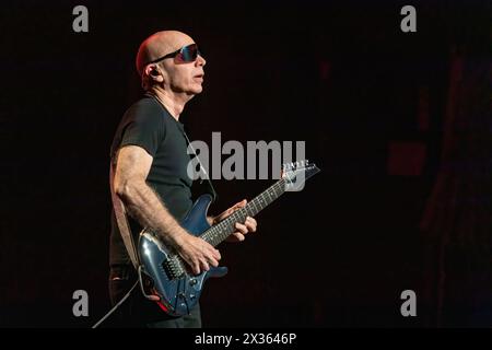 Milwaukee, Stati Uniti. 23 aprile 2024. Joe Satriani al Riverside Theater il 23 aprile 2024, a Milwaukee, Wisconsin (foto di Daniel DeSlover/Sipa USA) crediti: SIPA USA/Alamy Live News Foto Stock