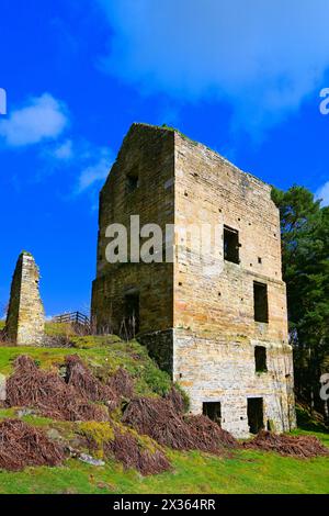 Le rovine della casa macchine a vapore di Shildon nel villaggio Blanchland Northumberland con un cielo blu profondo Foto Stock