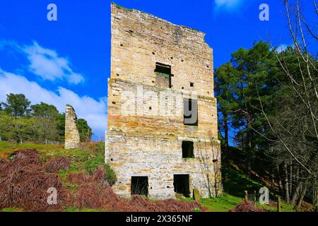 Le rovine della casa macchine a vapore di Shildon nel villaggio Blanchland Northumberland con un cielo blu profondo Foto Stock