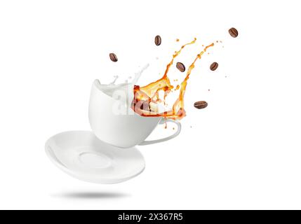 Caffè con latte che spruzza nella tazza e fagioli tostati caduti su sfondo bianco Foto Stock