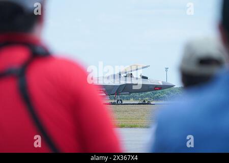 Sanford, Florida, Stati Uniti, 21 aprile 2024, spettatori che osservano il Raptor F22 durante l'Orlando Air Show 2024 all'Orlando, Sanford International ai Foto Stock