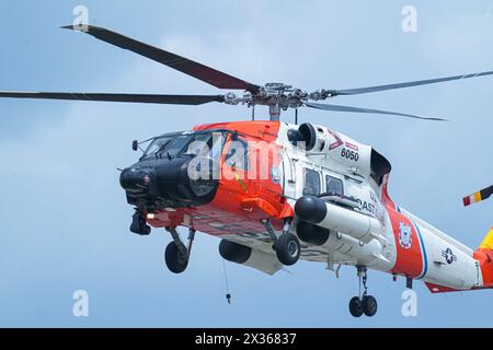 Sanford, Florida, Stati Uniti, 21 aprile 2024, la Guardia Costiera DEGLI STATI UNITI sta facendo una demo con il loro elicottero Sikorsky HH-60 Jayhawk durante l'Orlando Air Show del 2024 al t Foto Stock