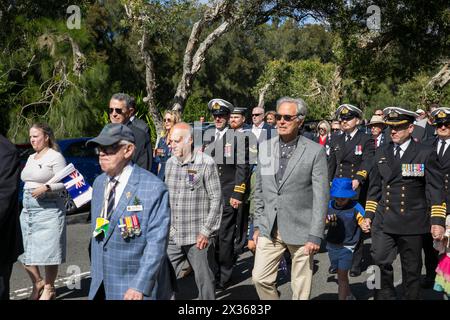 Sydney, Australia, giovedì 25 aprile 2024. Nel piccolo sobborgo di Sydney di Avalon Beach migliaia di persone si sono dimostrate a guardare la marcia ANZAC Day e il servizio che seguì a Dunbar Park, organizzato dalla filiale Avalon Beach RSL Sub. L'ANZAC Day in Australia è una giornata nazionale di commemorazione che celebra gli australiani, i neozelandesi e gli alleati che hanno dato la vita in battaglia. Per non dimenticarlo. Li ricorderemo. Credit Martin Berry@alamy notizie in diretta Foto Stock