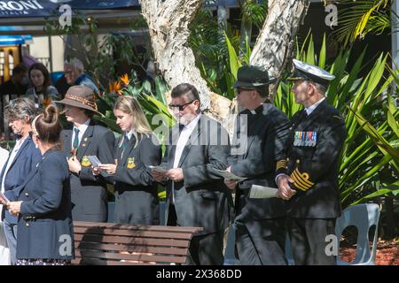 Sydney, Australia, giovedì 25 aprile 2024. Nel piccolo sobborgo di Sydney di Avalon Beach migliaia di persone si sono dimostrate a guardare la marcia ANZAC Day e il servizio che seguì a Dunbar Park, organizzato dalla filiale Avalon Beach RSL Sub. L'ANZAC Day in Australia è una giornata nazionale di commemorazione che celebra gli australiani, i neozelandesi e gli alleati che hanno dato la vita in battaglia. Per non dimenticarlo. Li ricorderemo. Credit Martin Berry@alamy notizie in diretta Foto Stock