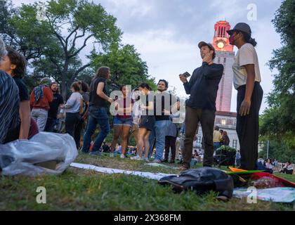 Austin, Tx, Stati Uniti. 24 aprile 2024. I sostenitori del Palestine Solidarity Committee (PSC) presso l'Università del Texas ad Austin si riuniscono in tarda serata sul South Lawn di fronte alla UT Tower dopo una giornata di proteste che ha portato a più di 50 arresti nel campus il 24 aprile 2024. Greg Abbott, governatore del Texas, ha ordinato ai soldati del Dipartimento di pubblica sicurezza (DPS) del Texas di salire sulla scena, aumentando le tensioni durante la protesta di un giorno. (Credit Image: © Bob Daemmrich/ZUMA Press Wire) SOLO PER USO EDITORIALE! Non per USO commerciale! Foto Stock