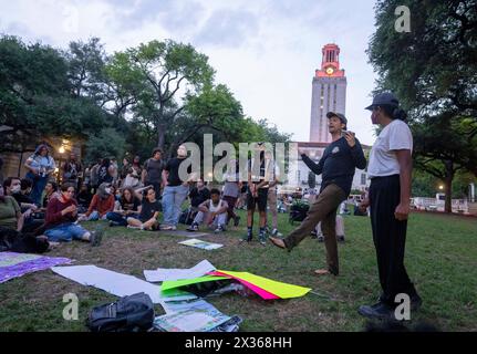 Austin, Tx, Stati Uniti. 24 aprile 2024. I sostenitori del Palestine Solidarity Committee (PSC) presso l'Università del Texas ad Austin si riuniscono in tarda serata sul South Lawn di fronte alla UT Tower dopo una giornata di proteste che ha portato a più di 50 arresti nel campus il 24 aprile 2024. Greg Abbott, governatore del Texas, ha ordinato ai soldati del Dipartimento di pubblica sicurezza (DPS) del Texas di salire sulla scena, aumentando le tensioni durante la protesta di un giorno. (Credit Image: © Bob Daemmrich/ZUMA Press Wire) SOLO PER USO EDITORIALE! Non per USO commerciale! Foto Stock