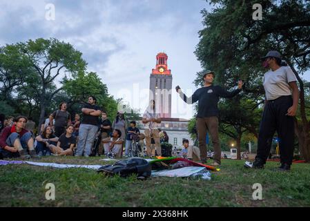 Austin, Tx, Stati Uniti. 24 aprile 2024. I sostenitori del Palestine Solidarity Committee (PSC) presso l'Università del Texas ad Austin si riuniscono in tarda serata sul South Lawn di fronte alla UT Tower dopo una giornata di proteste che ha portato a più di 50 arresti nel campus il 24 aprile 2024. Greg Abbott, governatore del Texas, ha ordinato ai soldati del Dipartimento di pubblica sicurezza (DPS) del Texas di salire sulla scena, aumentando le tensioni durante la protesta di un giorno. (Credit Image: © Bob Daemmrich/ZUMA Press Wire) SOLO PER USO EDITORIALE! Non per USO commerciale! Foto Stock