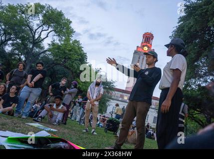 Austin, Tx, Stati Uniti. 24 aprile 2024. I sostenitori del Palestine Solidarity Committee (PSC) presso l'Università del Texas ad Austin si riuniscono in tarda serata sul South Lawn di fronte alla UT Tower dopo una giornata di proteste che ha portato a più di 50 arresti nel campus il 24 aprile 2024. Greg Abbott, governatore del Texas, ha ordinato ai soldati del Dipartimento di pubblica sicurezza (DPS) del Texas di salire sulla scena, aumentando le tensioni durante la protesta di un giorno. (Credit Image: © Bob Daemmrich/ZUMA Press Wire) SOLO PER USO EDITORIALE! Non per USO commerciale! Foto Stock