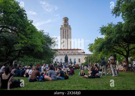 Austin, Tx, Stati Uniti. 24 aprile 2024. I sostenitori del Palestine Solidarity Committee (PSC) presso l'Università del Texas ad Austin si riuniscono in tarda serata sul South Lawn di fronte alla UT Tower dopo una giornata di proteste che ha portato a più di 50 arresti nel campus il 24 aprile 2024. Greg Abbott, governatore del Texas, ha ordinato ai soldati del Dipartimento di pubblica sicurezza (DPS) del Texas di salire sulla scena, aumentando le tensioni durante la protesta di un giorno. (Credit Image: © Bob Daemmrich/ZUMA Press Wire) SOLO PER USO EDITORIALE! Non per USO commerciale! Foto Stock