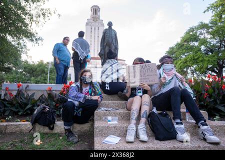 Austin, Tx, Stati Uniti. 24 aprile 2024. I sostenitori del Palestine Solidarity Committee (PSC) presso l'Università del Texas ad Austin si riuniscono in tarda serata sul South Lawn di fronte alla UT Tower dopo una giornata di proteste che ha portato a più di 50 arresti nel campus il 24 aprile 2024. Greg Abbott, governatore del Texas, ha ordinato ai soldati del Dipartimento di pubblica sicurezza (DPS) del Texas di salire sulla scena, aumentando le tensioni durante la protesta di un giorno. (Credit Image: © Bob Daemmrich/ZUMA Press Wire) SOLO PER USO EDITORIALE! Non per USO commerciale! Foto Stock