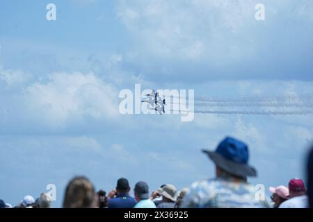 Sanford, Florida, Stati Uniti, 21 aprile 2024, gli spettatori guardano i Blue Angels esibirsi durante l'Orlando Air Show del 2024 all'Orlando, Sanford International Foto Stock