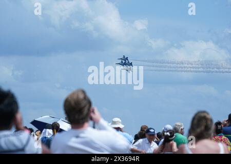 Sanford, Florida, Stati Uniti, 21 aprile 2024, gli spettatori guardano i Blue Angels esibirsi durante l'Orlando Air Show del 2024 all'Orlando, Sanford International Foto Stock