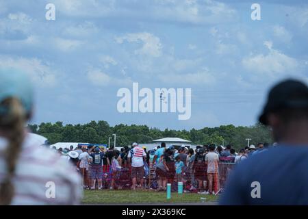 Sanford, Florida, Stati Uniti, 21 aprile 2024, gli spettatori guardano i Blue Angels esibirsi durante l'Orlando Air Show del 2024 all'Orlando, Sanford International Foto Stock