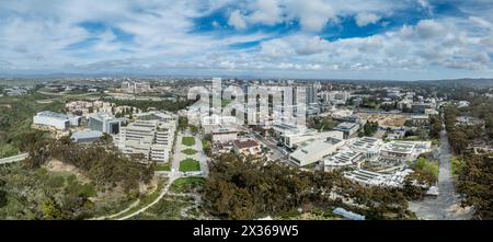 Veduta aerea della University of California San Diego, dell'Epstein Amphitheater, del Warren Mall, dell'Engineering Building, dello Student Center Foto Stock