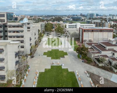 Vista aerea del centro commerciale Warren e della casa Fallen Star. Si trova in cima alla Jacobs Hall, edificio ingegneristico 1 a sbalzo da un angolo del tetto Foto Stock