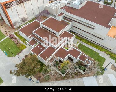 Veduta aerea dell'Institute for Nonlinear Science, edificio futuristico con piazze una sopra l'altra, tetto piatto dell'Università della California Foto Stock