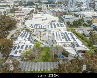 Vista aerea del centro studenti UCSD con pannelli solari sul tetto Foto Stock