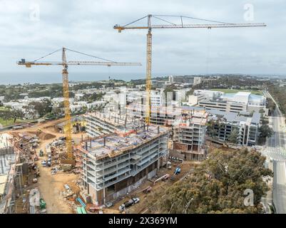 Vista aerea del nuovo complesso di dormitori con gru gialle presso l'Università della California di San Diego Foto Stock