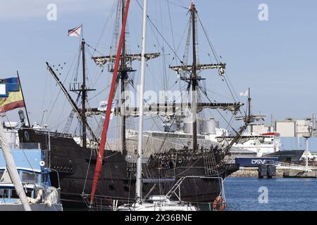 Sete, Francia. 18 aprile 2022. El Galeon, una replica di un galeone spagnolo del XVII secolo alla partenza delle barche a vela di Escale à Sete a Sete, in Francia Foto Stock