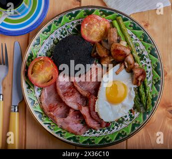 Colazione all'inglese tradizionale preparata dall'alto. Foto Stock