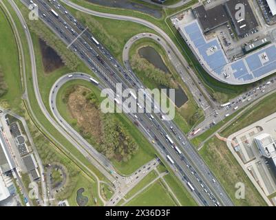 Vista dall'alto verso il basso del traffico su un'autostrada nei Paesi Bassi. Uscite dell'autostrada e traffico sulla strada. Trasporti e mobilità. Foto Stock