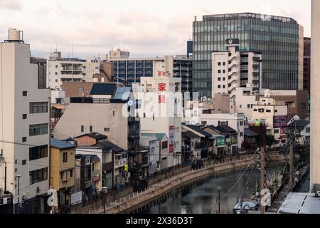 Fukuoka, Giappone - 14 maggio 2023: Tramonto su case ed edifici tradizionali lungo l'area della città vecchia del fiume Hakata a Fukuoka, nella più grande città di Kyushu in J Foto Stock