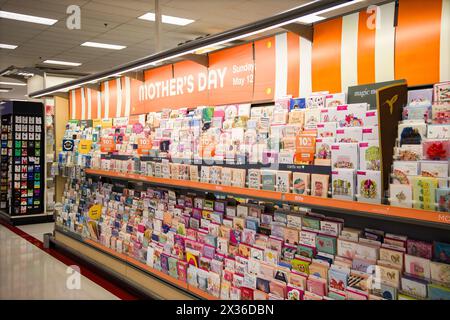 Foto di un cartello di auguri per la festa della mamma e dell'area espositiva in un punto vendita Target. Foto Stock
