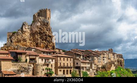 Mirador de Frias (punto di vista di Frias), situato a Montes Obarenses, la città medievale di Frías è considerata uno dei villaggi più belli di Spa Foto Stock