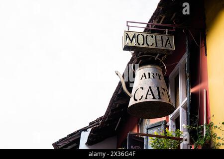 La Jews Street è tra le località storicamente più rilevanti di Fort Kochi. La sinagoga più antica del Commonwealth, fu costruita nel 1568. Foto Stock