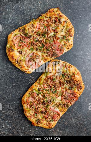 Gustosa pizza quadrata italiana su un tavolo da cucina. Vista dall'alto. Foto Stock