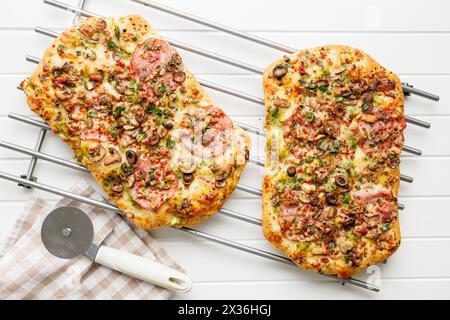 Gustosa pizza quadrata italiana su un tavolo da cucina. Vista dall'alto. Foto Stock