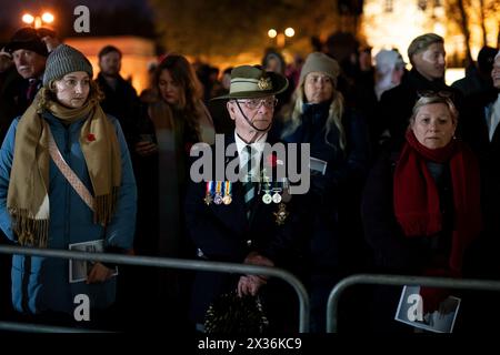 Le persone si riuniscono per il servizio all'alba in commemorazione dell'Anzac Day presso l'Australia Memorial all'Hyde Park Corner di Londra. Data foto: Giovedì 25 aprile 2024. Foto Stock