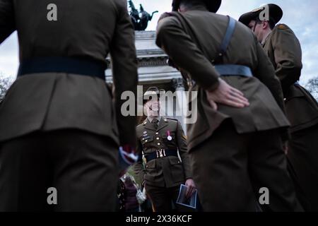 Le persone si riuniscono per il servizio all'alba in commemorazione dell'Anzac Day presso l'Australia Memorial all'Hyde Park Corner di Londra. Data foto: Giovedì 25 aprile 2024. Foto Stock