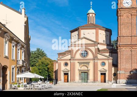 Piazza con chiesa, campanile e bar. Città di Legnano, Italia settentrionale Foto Stock