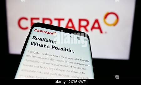 Telefono cellulare con pagina web della società di biosimulazione statunitense Certara Inc. Davanti al logo aziendale. Mettere a fuoco in alto a sinistra sul display del telefono. Foto Stock