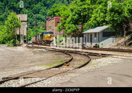 Un treno si diresse attraverso il Boomtown di Thurmond nella contea di Fayette, Virginia Occidentale, Stati Uniti Foto Stock