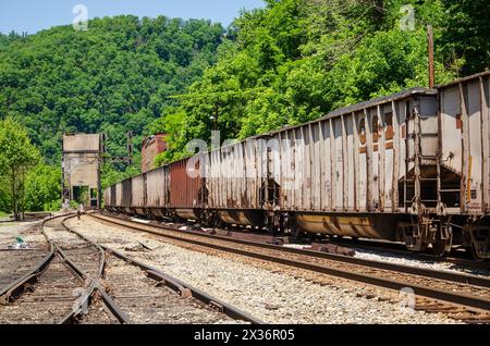 Un treno si diresse attraverso il Boomtown di Thurmond nella contea di Fayette, Virginia Occidentale, Stati Uniti Foto Stock