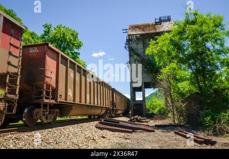 Un treno si diresse attraverso il Boomtown di Thurmond nella contea di Fayette, Virginia Occidentale, Stati Uniti Foto Stock